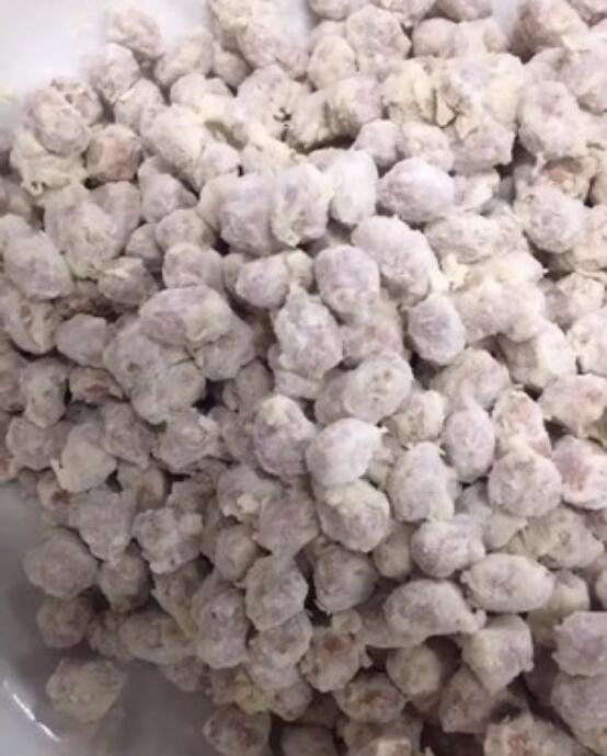 挂霜花生,香甜酥脆,色泽洁白,看起来好像挂上了一层霜一样漂亮