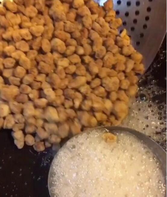 挂霜花生,香甜酥脆,色泽洁白,看起来好像挂上了一层霜一样漂亮