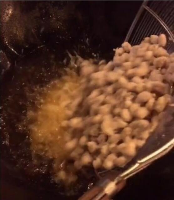 挂霜花生,香甜酥脆,色泽洁白,看起来好像挂上了一层霜一样漂亮