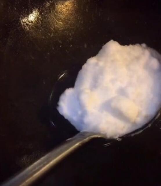挂霜花生,香甜酥脆,色泽洁白,看起来好像挂上了一层霜一样漂亮