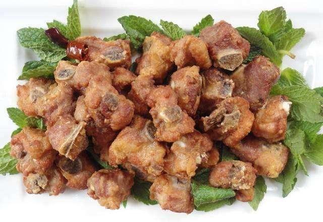 美食推荐:蒜香炸排骨,五香花生小凉菜,红油腐竹拌莴笋的做法