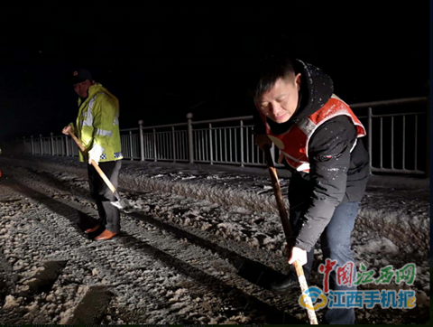 余干公路分局养护路政人员积极撒盐除冰保畅通