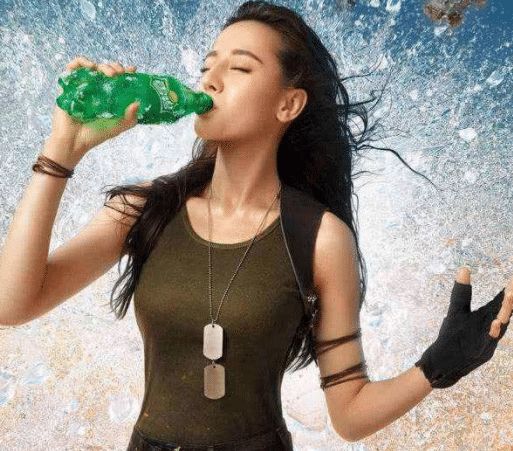 同样是拍雪碧广告，为何李成敏穿着比基尼，而迪丽热巴却穿成这样