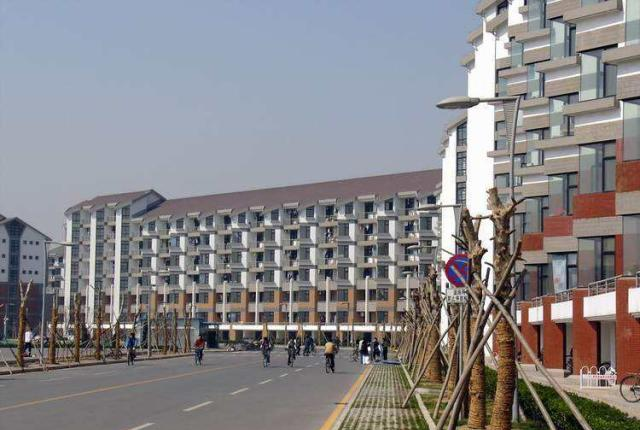 清华公寓首曝光,不仅有独立衣柜、书柜、洗鞋机,连健身房都有