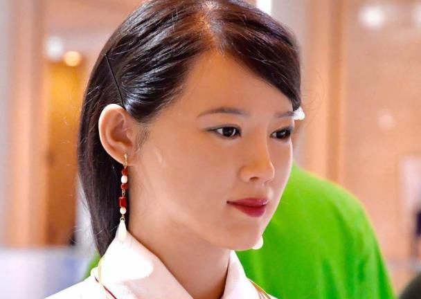 中国网友期待的女性机器人，却被广大女性朋友吐槽：假的真不了！