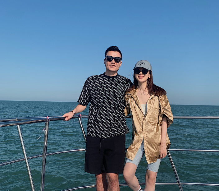 郜林王晨夫妇回山东娘家探亲!乘游艇出海游玩 女儿白胖被留在广州