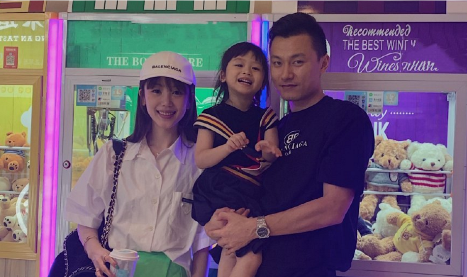 郜林王晨夫妇回山东娘家探亲!乘游艇出海游玩 女儿白胖被留在广州