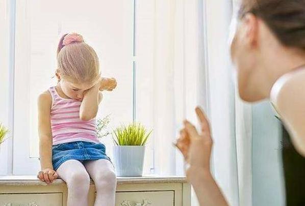 孩子超市打碎一套餐具，妈妈接下来的做法，让人忍不住夸赞有教养