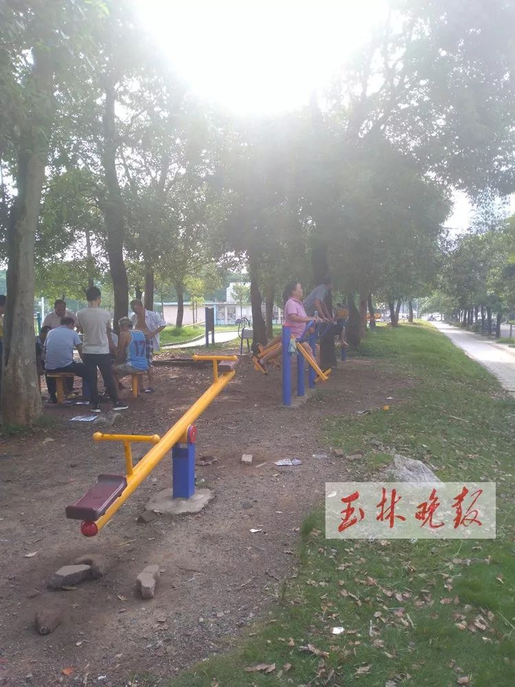归谁管？公共场所的运动器材，有的已不堪重负报废，有关部门表示…