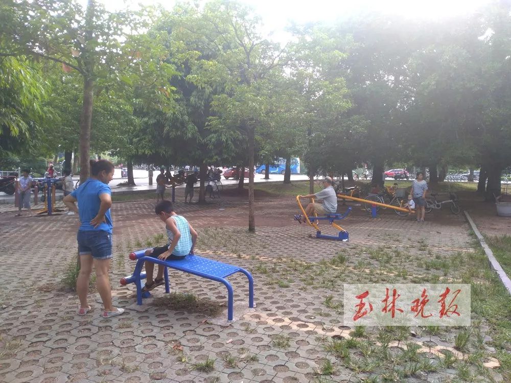 归谁管？公共场所的运动器材，有的已不堪重负报废，有关部门表示…