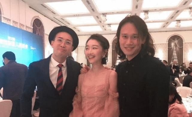 周冬雨实力展示“对A”身材，与导演合影被吐槽：下次记得穿内衣