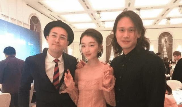 周冬雨实力展示“对A”身材，与导演合影被吐槽：下次记得穿内衣
