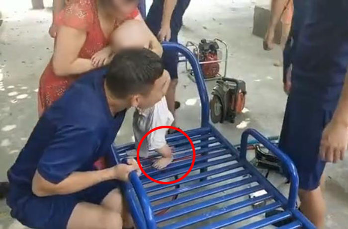 幼童左脚不慎卡在小区健身器材上 疼得哇哇大哭
