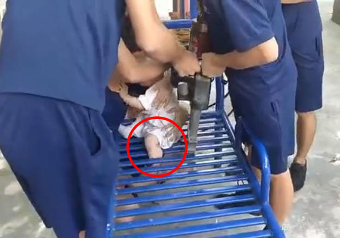 幼童左脚不慎卡在小区健身器材上 疼得哇哇大哭