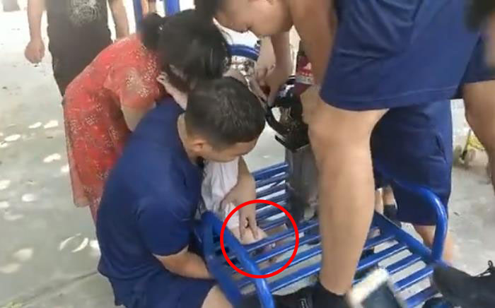 幼童左脚不慎卡在小区健身器材上 疼得哇哇大哭