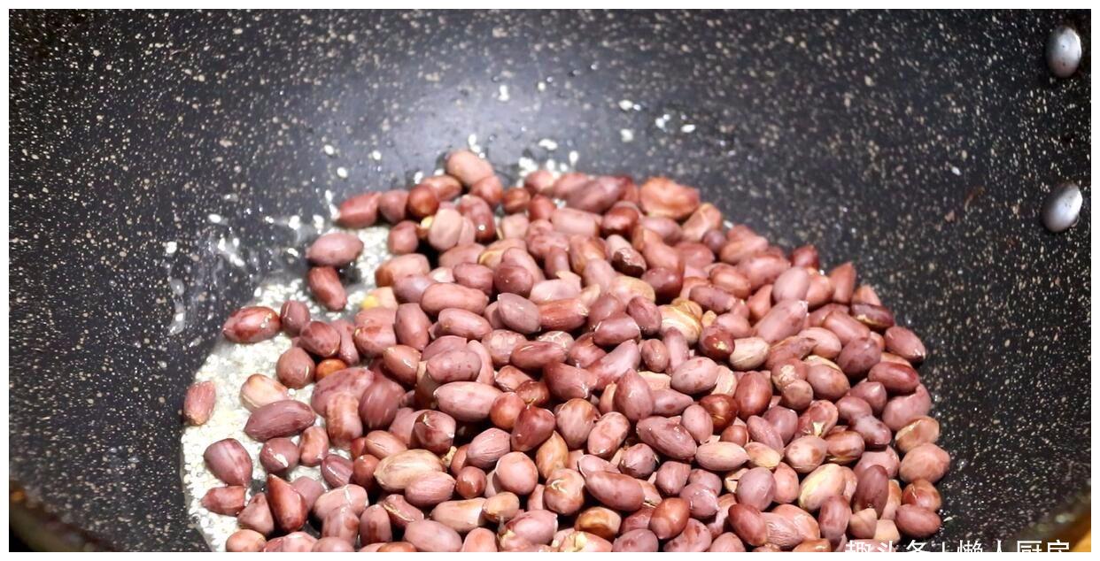 花生米不要油炸了，教你一种种好吃的做法，做小零食不错