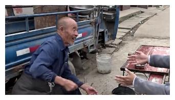 河南80岁老大爷摆小摊，餐具都是“古董”，一卖就是50年！