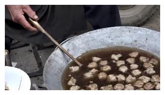 河南80岁老大爷摆小摊，餐具都是“古董”，一卖就是50年！