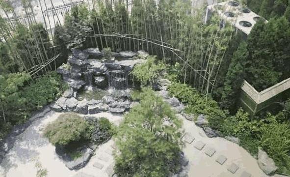 晒李连杰的豪宅，房子价值起码上千万，有花园有喷泉没人住真浪费