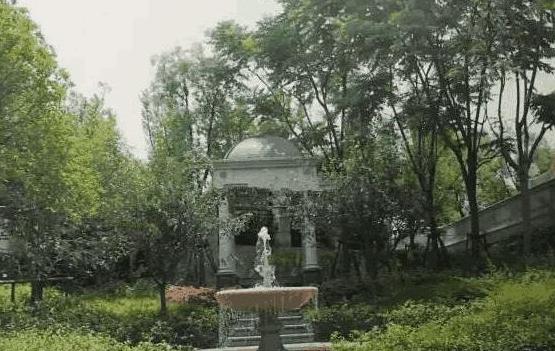 晒李连杰的豪宅，房子价值起码上千万，有花园有喷泉没人住真浪费