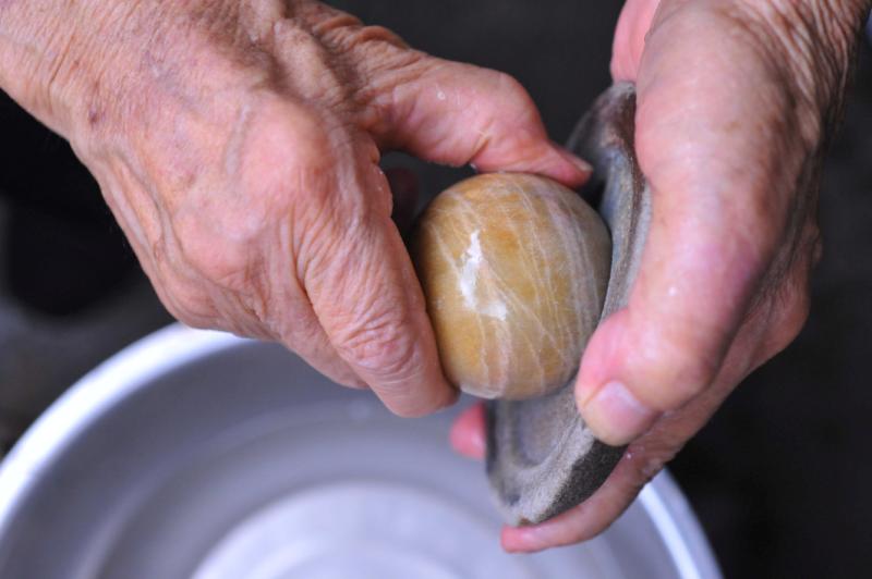 一锤子砸出了个古化石，泰安一八旬老翁的石雕传奇