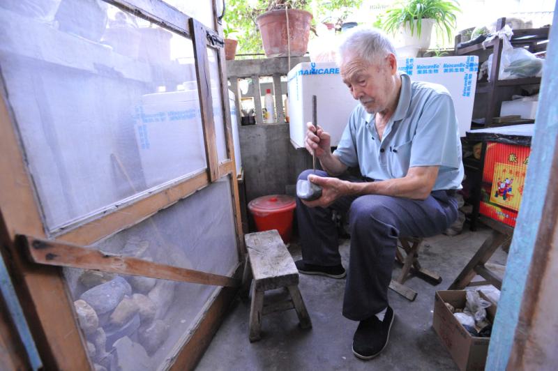 一锤子砸出了个古化石，泰安一八旬老翁的石雕传奇