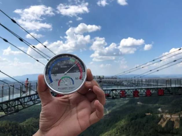 重庆多地气温直逼40℃ “悬崖景区”穿羽绒服过三伏天