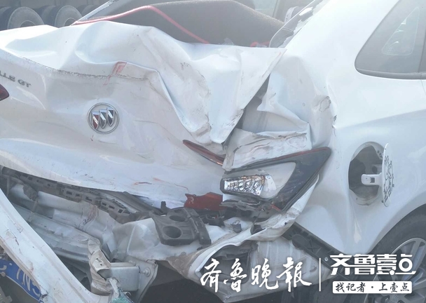 情报站|济宁一大货车与私家车相撞，破碎的零部件散落一地