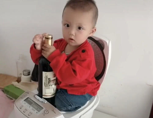 “捣蛋鬼宝宝”蹲在电饭煲中开红酒，孩子静悄悄，必定在作妖