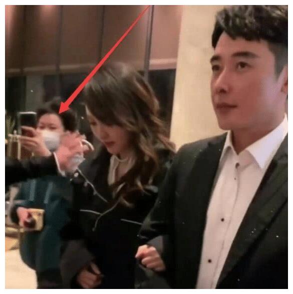 唐嫣罗晋夫妇被跟拍，女粉丝手机被打飞，处理结果引争议