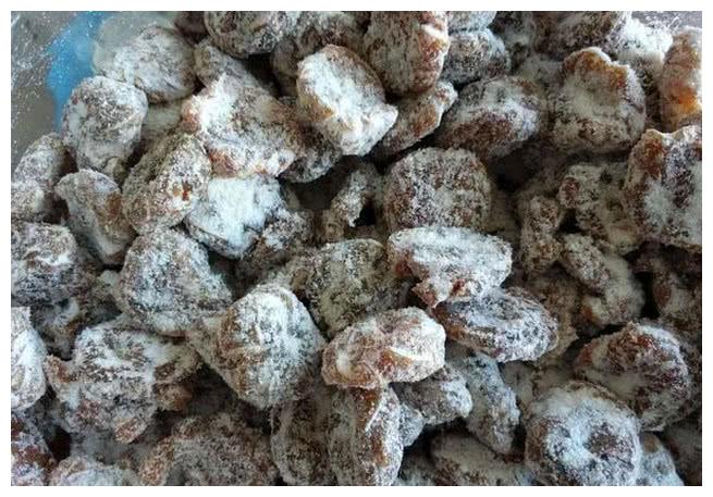 来自农村的特色小吃必须用石灰水泡，还要用刀雕花，看起来还不错