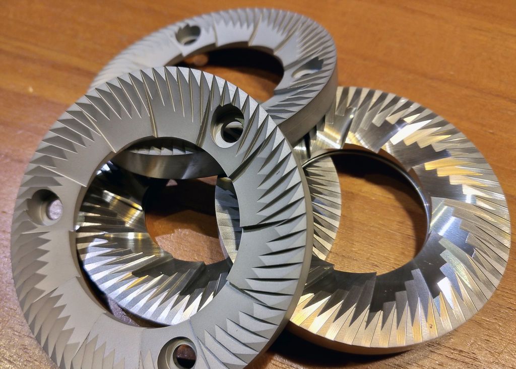 咖啡手摇磨豆机，两种刀盘，选陶瓷的还是不锈钢的？