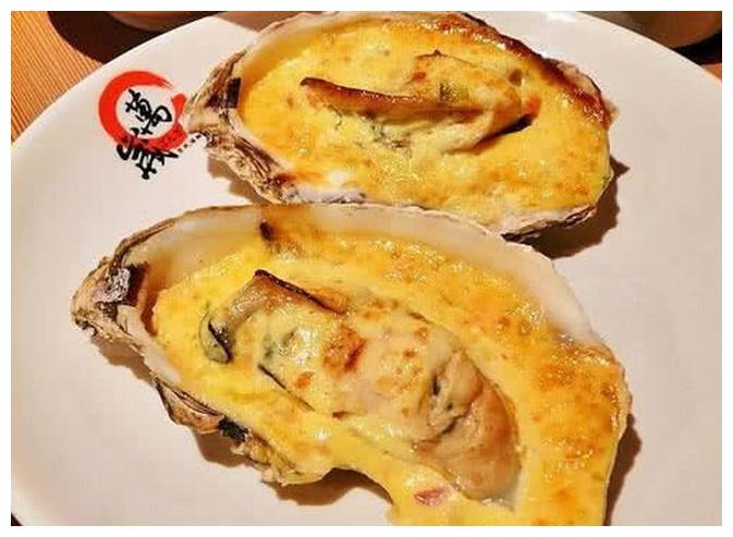 日本料理店的巴掌大生蚝，处理完直接就可以生吃，而且价格还贵