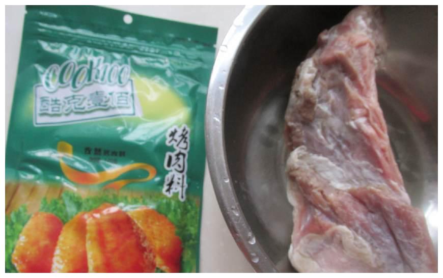 周末了自己在家做烧烤，这样3步做出的烤羊排又香又嫩太好吃了