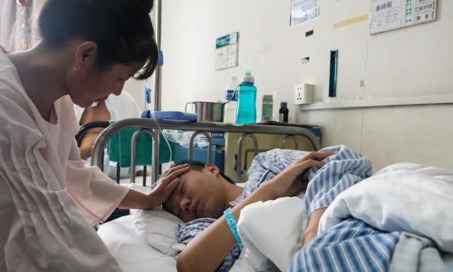 河南10岁女孩为救哥哥高温下狂收废品，累到虚脱坐地不起