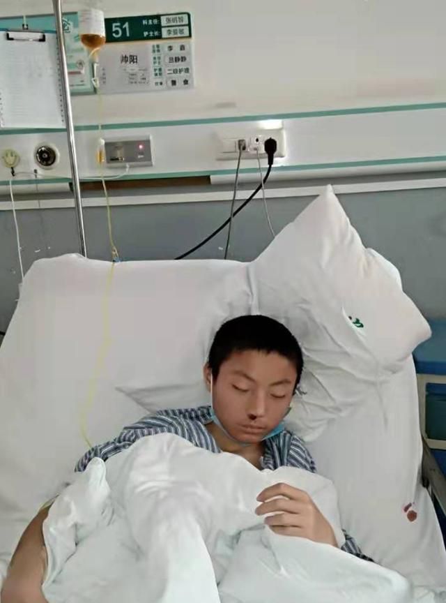 河南10岁女孩为救哥哥高温下狂收废品，累到虚脱坐地不起