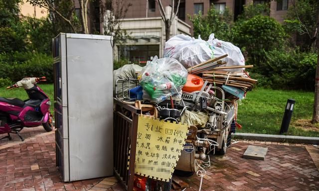 河南10岁女孩为救哥哥高温下狂收废品，累到虚脱坐地不起