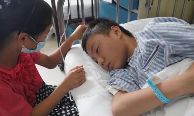 河南10岁女孩为救哥哥高温下狂收废品，累到虚脱坐地不起