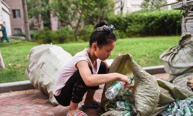 河南10岁女孩为救哥哥高温下狂收废品，累到虚脱坐地不起