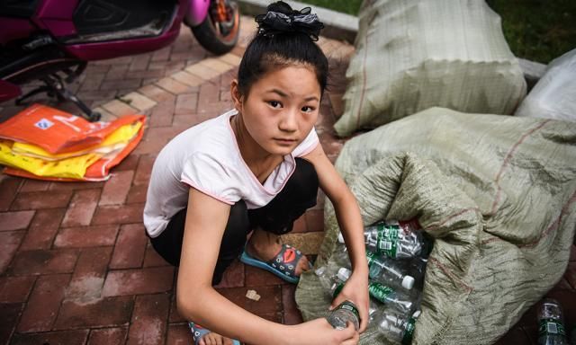 河南10岁女孩为救哥哥高温下狂收废品，累到虚脱坐地不起