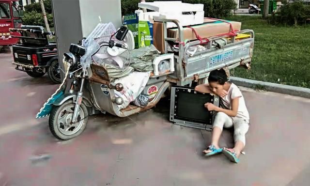 河南10岁女孩为救哥哥高温下狂收废品，累到虚脱坐地不起