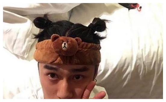 蒋劲夫现实中的房子，家里有很多健身器材，平时最喜欢健身