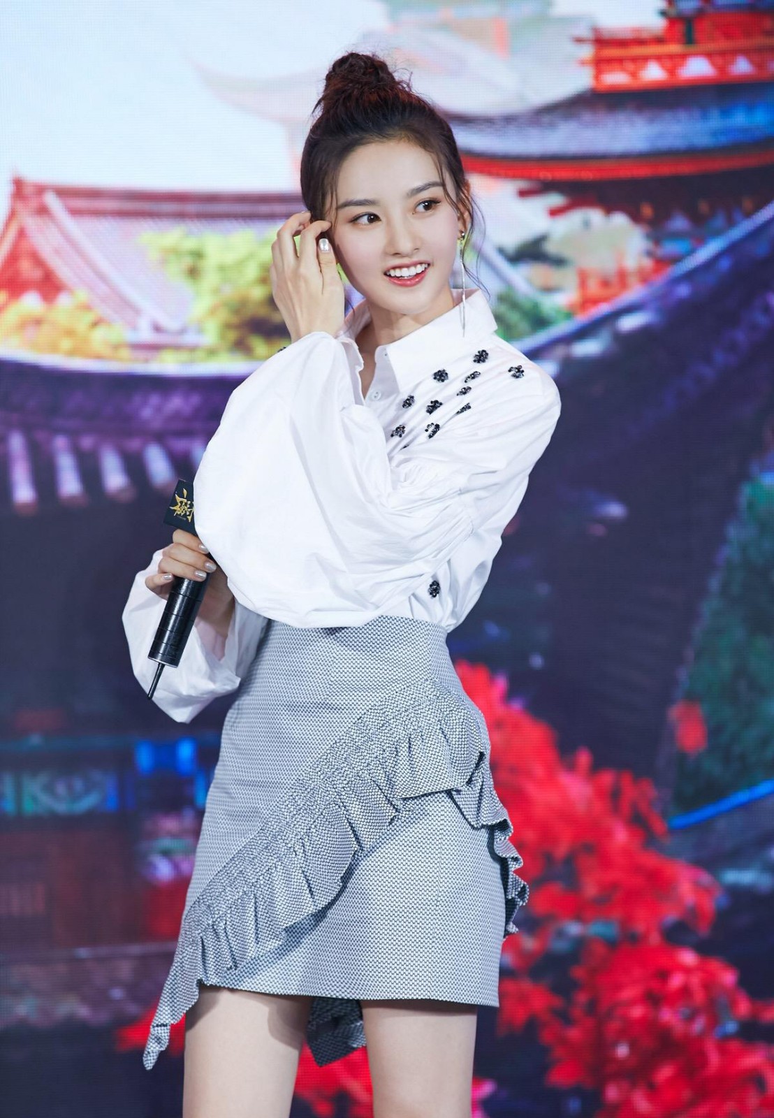 宋祖儿带货秋装，穿拼接牛仔裤配黑色针织衫，显瘦可爱少女感十足