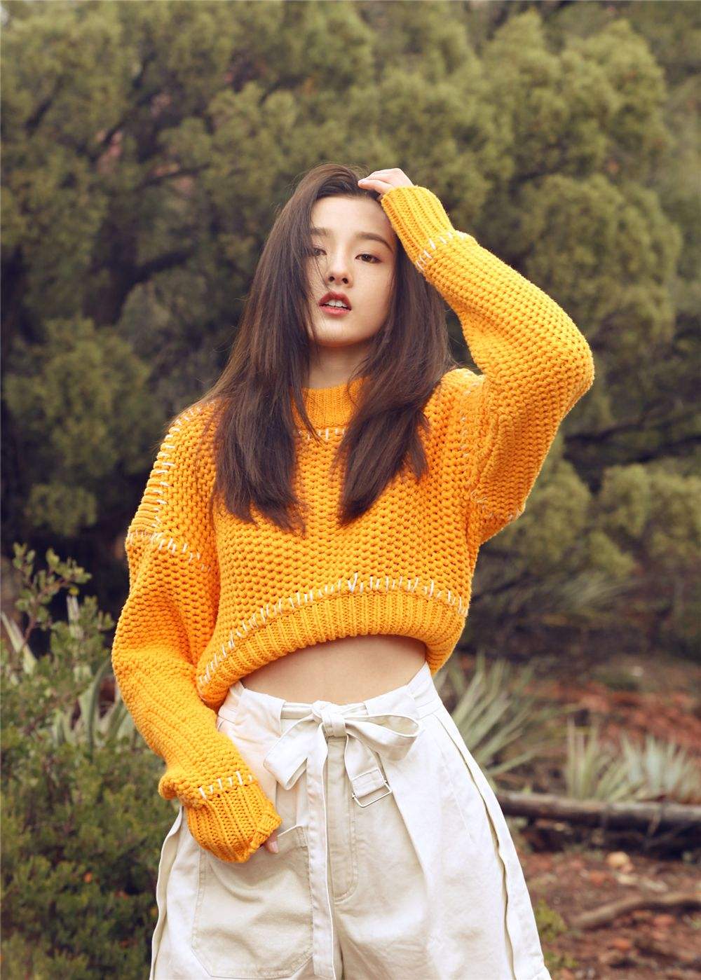 宋祖儿带货秋装，穿拼接牛仔裤配黑色针织衫，显瘦可爱少女感十足