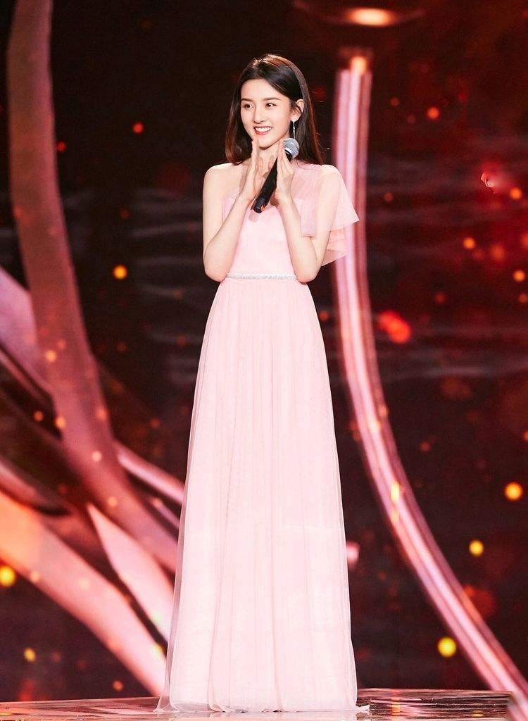 宋祖儿带货秋装，穿拼接牛仔裤配黑色针织衫，显瘦可爱少女感十足