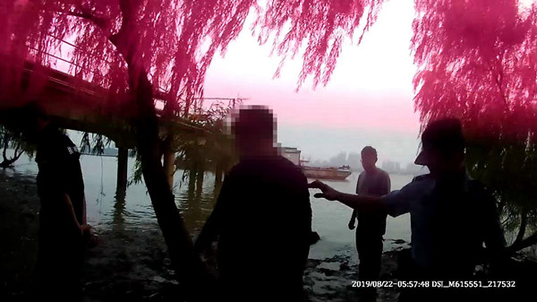 男子网购成瘾网贷20多万，无力偿还欲轻生获警民救助