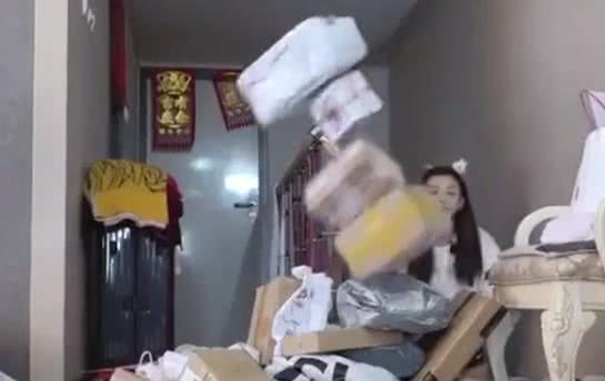 何炅网购被认出，客服，何老师是你吗？何炅机智回应让人笑出猪叫
