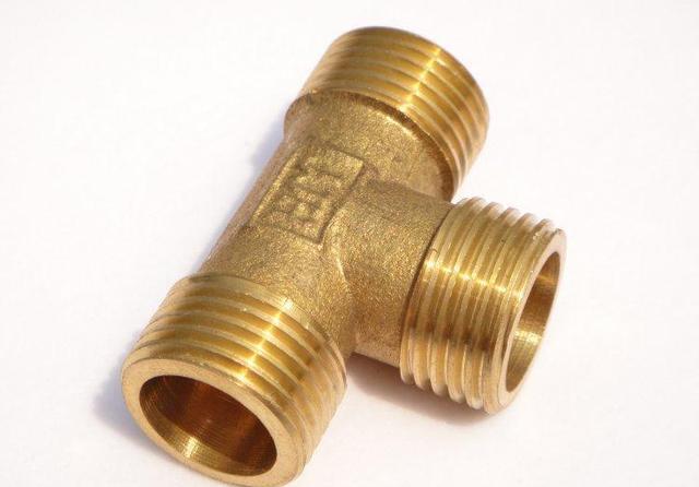 新房水龙头选纯铜还是不锈钢材质？建材城工作的表姐这样建议