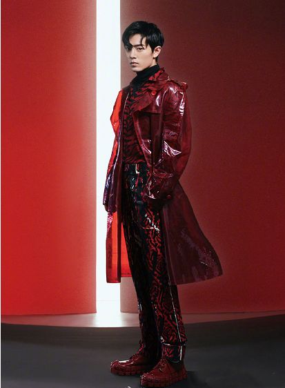 肖战红色塑胶衣,撞衫蔡徐坤,你会pick谁?