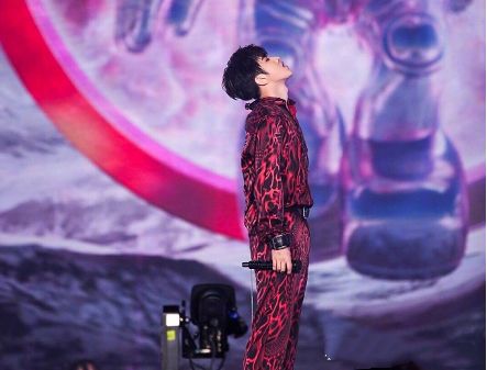 肖战红色塑胶衣,撞衫蔡徐坤,你会pick谁?